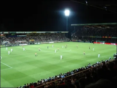 Et terminons par le stade de l'Abbé Deschamps, créé il y a près d'un siècle et plusieurs fois rénové. Dans quelle ville suis-je ?