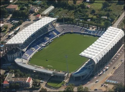 Je me trouve au stade Armand Cesari. Longtemps petit et vétuste, il est toujours habité d'une grande ferveur et peut accueillir 16 000 spectateurs. Dans quelle ville suis-je ?