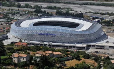 L'Allianz Riviera est un grand stade multifonctions de 35 000 places, inauguré en 2013. Dans quelle ville suis-je ?