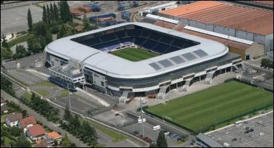 Je me trouve au stade Auguste Bonal. Ce stade, construit en 1931, rénové, d'une capacité de 20 000 places est très lié à l'histoire industrielle de sa région. Dans quelle ville suis-je ?