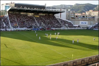 Construit en 1919 en plein coeur de la ville, le stade Mayol, transformé, peut accueillir 16 000 spectateurs. Dans quelle ville suis-je ?