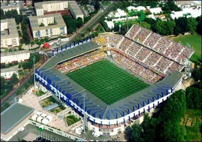 Je suis au stade de la Mosson, grand stade de 32 000 places inauguré en 1972. Dans quelle ville suis-je ?