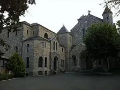 Je vous emmène à présent à En-Calcat, où nous visiterons l'abbaye bénédictine Saint-Benoît. Hameau Tarnais dépendant de la commune de Dourgne, il se situe dans la nouvelle région ...
