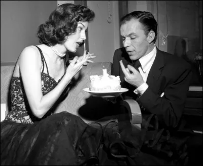 Lorsque &laquo;&nbsp;la comtesse aux pieds nus&nbsp;&raquo; rencontre &laquo;&nbsp;the voice&nbsp;&raquo; cela d&eacute;bouche forc&eacute;ment sur une histoire d'amour mythique. Sinatra aimait chez elle le m&eacute;lange entre l'animal sauvage et l'&eacute;l&eacute;gance absolue. Et dire qu'elle le trouvait arrogant et vulgaire. Malgr&eacute; la fin de leur love story la passion entre eux restera intacte, jusqu'&agrave; la mort du &laquo;&nbsp;plus bel animal du monde&nbsp;&raquo;.