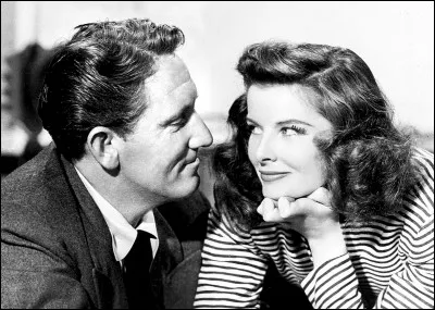 Spencer Tracy, fervent catholique, refusa de divorcer bien qu'il collectionna les aventures amoureuses tout au long de sa vie. C'est en 1942 qu'il rencontra celle qui partagea son existence de mani&egrave;re al&eacute;atoire jusqu'&agrave; la mort de l'acteur en 1967. Elle re&ccedil;ut l'Oscar de la meilleure actrice &agrave; 4 reprises, un record. Elle est consid&eacute;r&eacute;e comme &eacute;tant la plus grande actrice de l&eacute;gende du cin&eacute;ma am&eacute;ricain par L'American Film Institute. Classement m&eacute;rit&eacute;, foi de cin&eacute;phile.