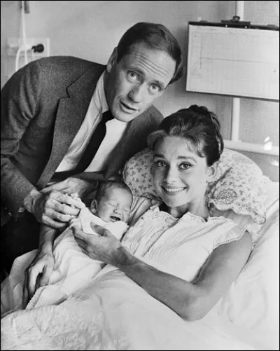 C'est lors de la premi&egrave;re de &laquo;&nbsp;Vacances romaines&nbsp;&raquo; que Gr&eacute;gory Peck pr&eacute;senta cette &laquo;&nbsp;Dr&ocirc;le de frimousse&nbsp;&raquo; &agrave; Mel Ferrer. La chimie op&egrave;re et laisse place &agrave; une belle histoire d'amour. H&eacute;las, des diff&eacute;rents professionnels nombreux d&eacute;bouchent sur un divorce apr&egrave;s 14 ans de vie commune.