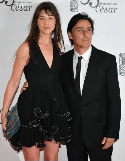 Brassens chantait &laquo;&nbsp;J'ai l'honneur de ne pas te demander ta main...&nbsp;&raquo;. Ces deux-l&agrave; vivent ensemble depuis 1991, un record. Alors pourquoi Yvan Attal et sa moiti&eacute; graveraient-ils leurs noms au bas d'un parchemin ?