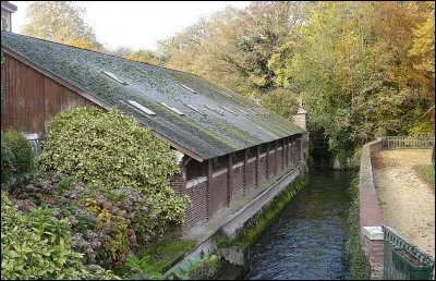 Quelle est la signification du canal "La Teinturerie" situé dans les jardins de l'Hôtel-Dieu de la ville d'Eu ?