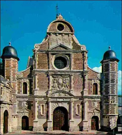 Que renferme précisément la chapelle du collège, construite en 1613 à la demande de Catherine de Clèves, épouse du duc de Guise ?