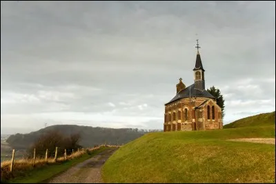 Inplantée au sommet d'une colline à Eu, la Chapelle Saint-Laurent O'Toole offre un superbe panorama sur la vallée de la Bresle, la mer et la forêt d'Eu. Mais qui était donc Saint-Laurent O'Tolle ?