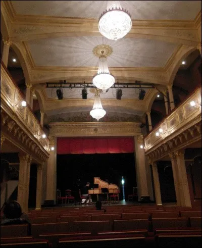 Garde-meubles à l'époque de Louis-Philippe, ensuite salle polyvalente, quel est ce joyau architectural inscrit depuis 1975 à l'inventaire supplémentaire des monuments historiques et qui propose aujourd'hui des programmes culturels très en vogue ?