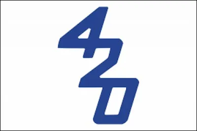 Quelle est la signification du pavillon 420 lorsqu'il est hissé ?