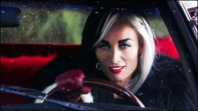 Qu'est-ce qui a rendu une partie des cheveux de Cruella noire ?