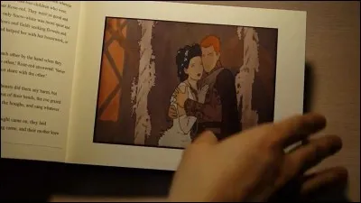 Où et qui découvre le livre de contes la première fois ?