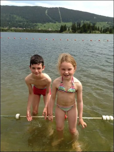 En vacances, tu vas te baigner dans un lac. Des enfants accourent et disent : "le lac est à nous ! À nous !". Que réponds-tu ?