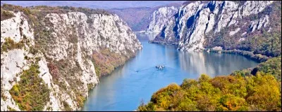 Parmi ces capitales européennes, laquelle est traversée par le Danube ?