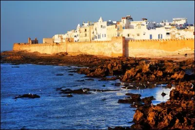 Quelle ville touristique marocaine, ancien comptoir commercial portugais sur l'océan Atlantique, s'appelait autrefois "Mogador" ?