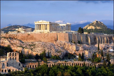 Dans quelle capitale européenne situez-vous l'Acropole ?