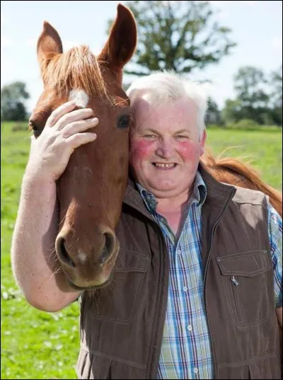 Par qui l'émission "L'amour est dans le pré" est-elle présentée ?