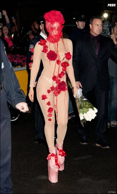 Lady Gaga - Comment était sa robe en 2010 lors des MTV Video Music Awards ?