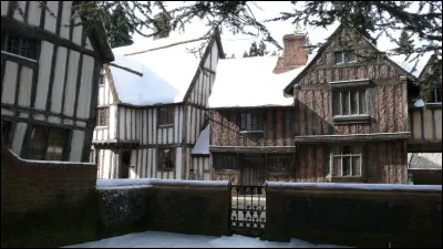 Comment s'appelle le quartier où vivaient Dumbledore et la famille Potter ?