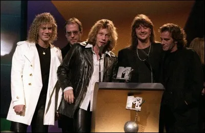 Cet album s'est vendu à plus de 379 000 exemplaires en un an. Il s'est classé N°1 des hits-parade, N°1 des ventes en Angleterre et le resta durant quatre semaines consécutives. Il devança même l'album "History" de Michael Jackson, N°1 à cette période. C'est :