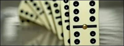 Ce jeu de société est généralement réservé aux enfants, mais cela n'empêche pas les adultes de s'amuser. Il est constitué de 28 pièces et ses règles changent d'un pays à un autre ; généralement, le but est d'avoir le moins de points possibles à la fin d'une partie...