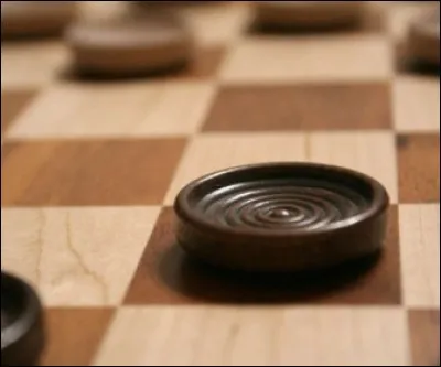 Le but de ce jeu de société apparu au cours du XVIIIe siècle est de capturer toutes les pièces de son adversaire ; il ne peut y avoir que deux joueurs, l'un prendra les pièces noires tandis que le second se contentera des pièces blanches. Les pions ne peuvent se déplacer que suivant une diagonale et sont dans l'impossibilité de reculer. Quel est donc ce jeu qui permet la création de dames ?