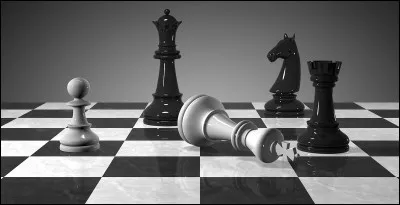 Ce jeu aussi se joue à deux personnes. Les pièces sont ainsi blanches ou noires. Chaque joueur en possède 16 : une dame, un roi, deux fous, deux tours, deux cavaliers et huit pions. Ce sont les Arabes qui ont amené ce jeu en entrant via l'Europe du Sud, au début du Xe siècle. Le lieu de l'invention de ce jeu n'est pas exactement connu de nos jours ; mais quel est donc ce jeu ?