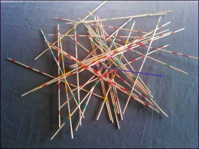 Dans ce jeu créé au Ve siècle avant Jésus, vous devez retirer un maximum de brindilles sans faire bouger celles entourant l'heureuse élue. Traditionnellement, chaque bâton a une longueur de 20 cm. Le nom du jeu a inspiré de petites baguettes en chocolat particulièrement aimées des enfants. Un nombre de points précis est attribué à chaque couleur visible sur ces petits bâtons...