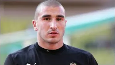 A quel poste évolue le footballeur Stéphane Ruffier ?