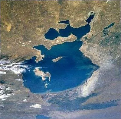 Quelle mer se trouve entre l'Ouzbékistan et le Kazakhstan ?