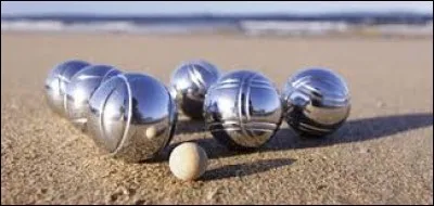 A la pétanque, comment appelle-t-on le coup par lequel on fait rouler la boule sur la surface de jeu ?