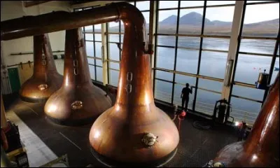 "L'eau-de-vie" est généralement distillée ...