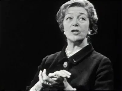 Cette femme de lettres française fut fiancée à Antoine de Saint-Exupéry et termina ses jours aux côtés d'André Malraux. Issue d'une famille de botanistes et grainetiers, il s'agit de Louise de...