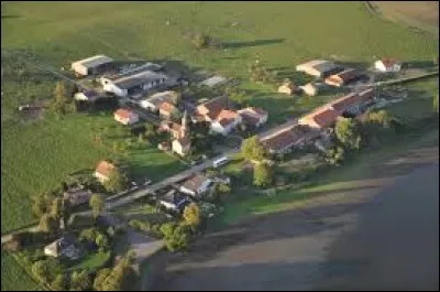 Nous terminons notre balade dans le ciel de Moselle. Nous passons au-dessus de Zommange, petit village de 37 habitants, situé en région ...