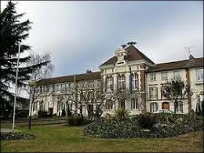 Je vous emmène maintenant à Mantes-la-Ville. Ville francilienne à la confluence de la Seine et de la Vaucouleurs, elle se trouve dans le département ...