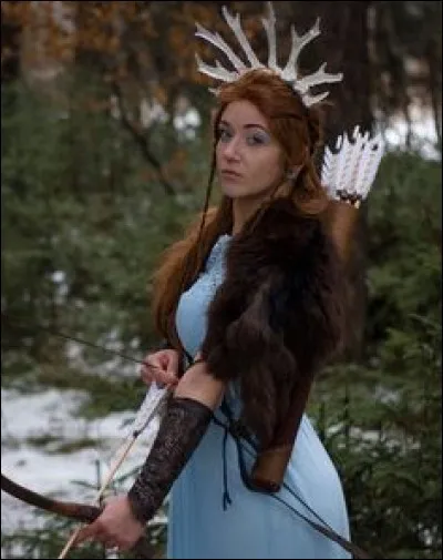 Chasseuse avide de la mythologie nordique, vivant dans les montagnes où la neige ne fond jamais. Qui est-elle ?