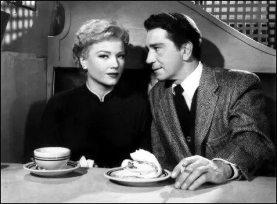 Film de Fritz Lang  : après en rendez-vous galant dans un cabaret une femme suit un homme qui tente d'abuser d'elle. Pour se défendre elle frappe l'agresseur avec un tisonnier. Elle apprend le lendemain dans la presse que l'homme est mort. Un chroniqueur lui propose de l'aider à se défendre.