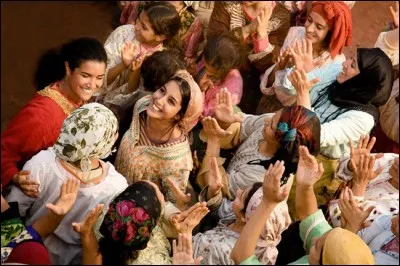 Film de Radu Mihaileanu  : dans un village entre Afrique du Nord et Moyen-Orient, des femmes vont chercher de l'eau en haut d'une montagne sous un soleil écrasant. Une jeune mariée propose aux femmes de faire la grève de l'amour tant que les hommes n'accompliront pas cette tâche dévolue aux femmes depuis toujours.