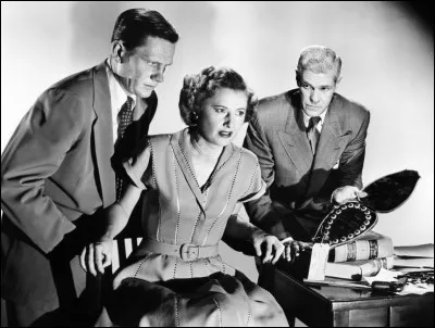 Film de Robert Siodmak  : un assistant du procureur de Los Angeles enquête sur une affaire de vol de bijoux et sur le meurtre de leur propriétaire. Il fait ainsi la connaissance de la nièce de la victime et en tombe amoureux. Bien qu'il découvre qu'elle est la maîtresse d'un truand, il mettra tout en œuvre pour détourner les soupçons de culpabilité qui pèsent sur elle.