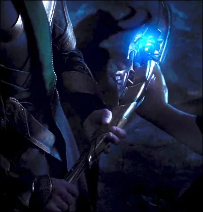 Qui se fait transpercer par le sceptre de Loki dans Avengers ?