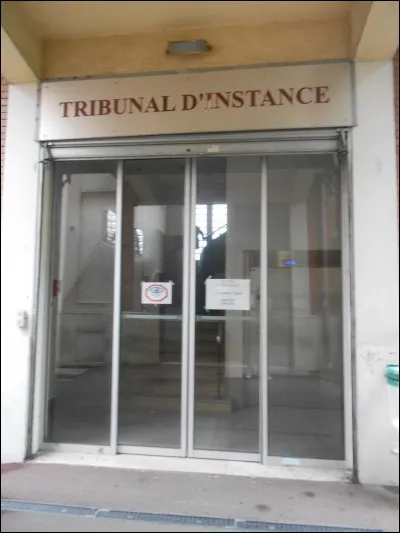 Le tribunal d'instance juge...