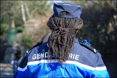 N'écoutant que son courage, la policière ...