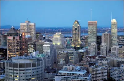 À moins d'un changement dans la réglementation municipale de Montréal, aucun édifice de la métropole ne pourra jamais rivaliser avec les plus hauts gratte-ciels de la planète. En effet, un règlement interdit à tout édifice, à une exception près, d'atteindre une élévation dépassant celle du mont Royal, ou 233 mètres au-dessus du niveau de la mer. Quelle est cette exception?