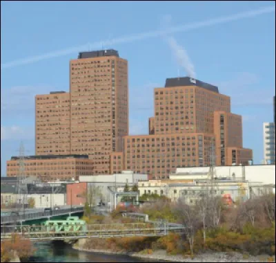 Quel est le plus grand édifice québécois qui ne soit pas situé à Montréal ou à Québec?