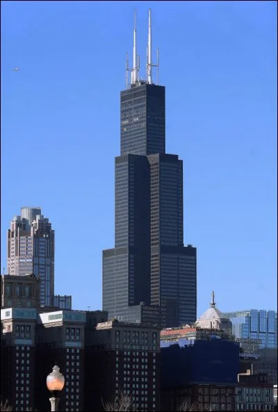La Willis Tower, que l'on connaissait autrefois sous le nom de Sears Tower, est située dans quelle ville américaine?