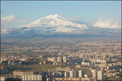 E - "L'Etna", en Sicile, est le volcan le plus actif d'Europe.