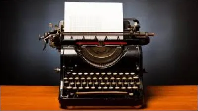 Comment s'appelle l'action de saisir un texte sur le clavier d'une machine à écrire ?