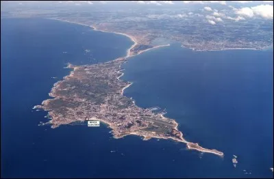 QUIBERON (PRESQU'ÎLE DE) - Dans laquelle de ces régions administratives se situe cette langue rocheuse de 14 km de long ?